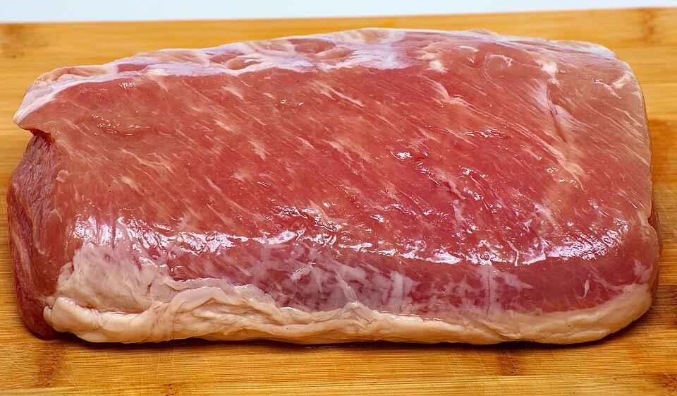 生猪里脊肉，烹调时去除边缘可见脂肪
